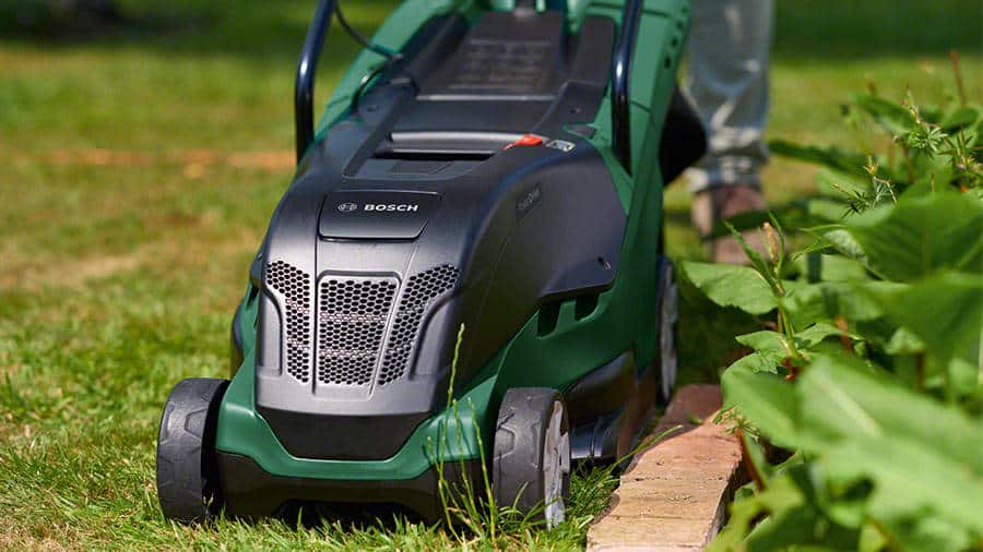 Entretien de pelouse : pourquoi utiliser une tondeuse électrique ?